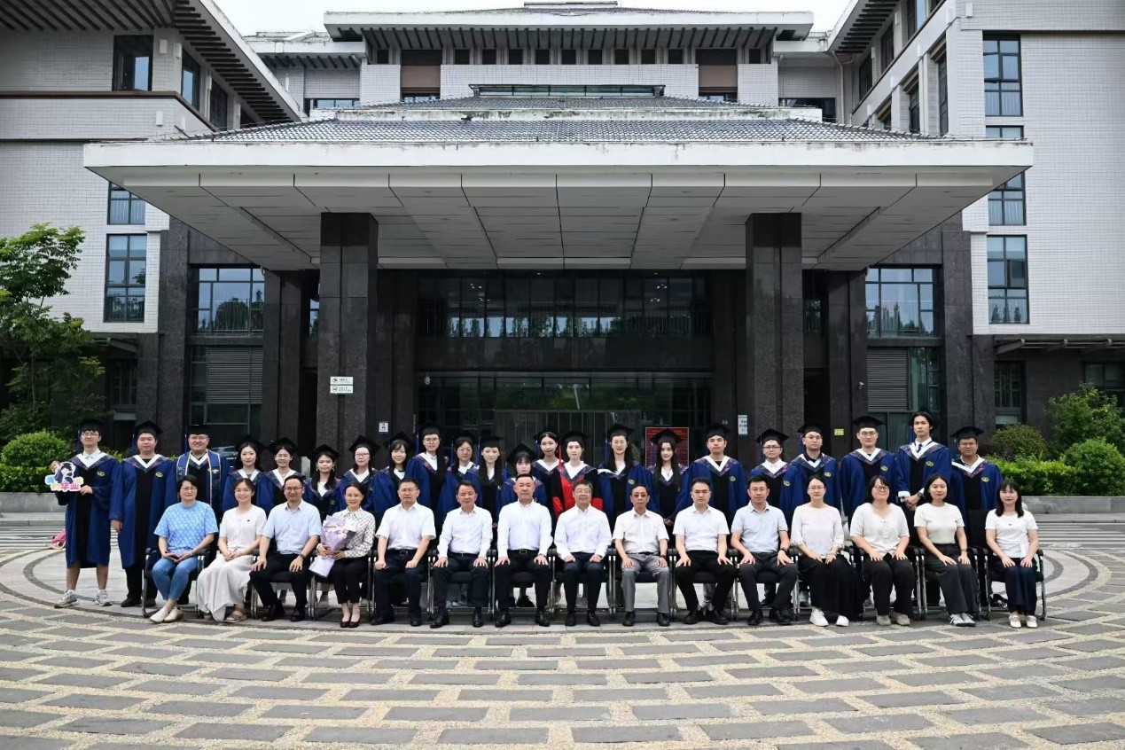 一场毕业照前的“青春对话” ——梨园医院2026届研究生高质量培养侧记