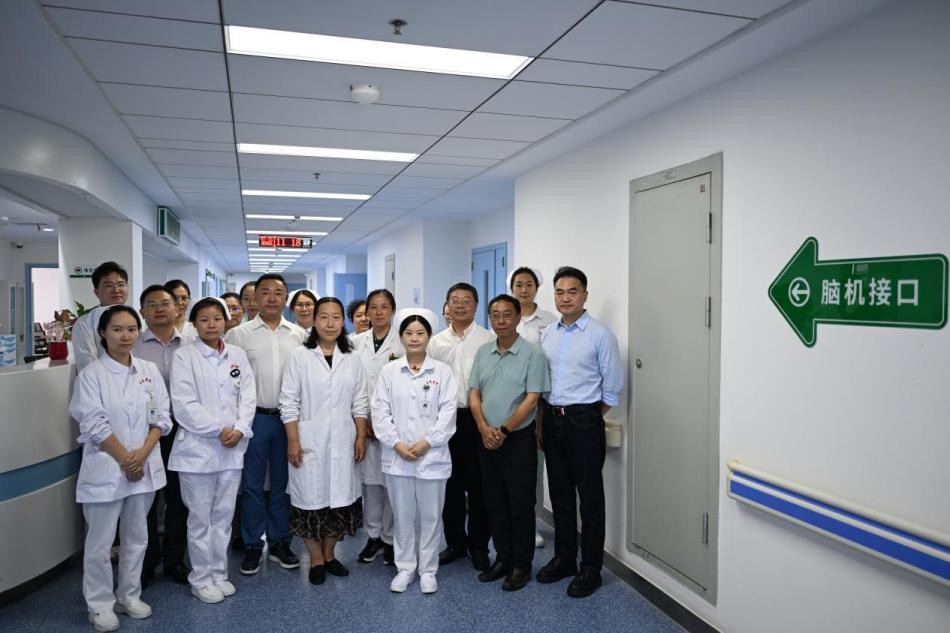 聚焦脑机接口建设 赋能学科发展 医师节走访慰问暖人心 —— 院领导及外聘专家医师节走访参观神经内科脑机接口中心